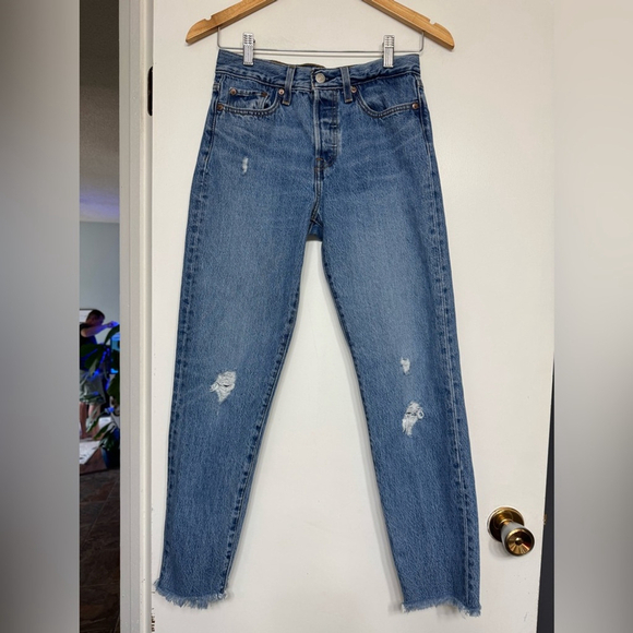 Levi’s Wedgie Fit High Rise Distressed Jeans Button Fly Size 25 - Picture 9 of 16